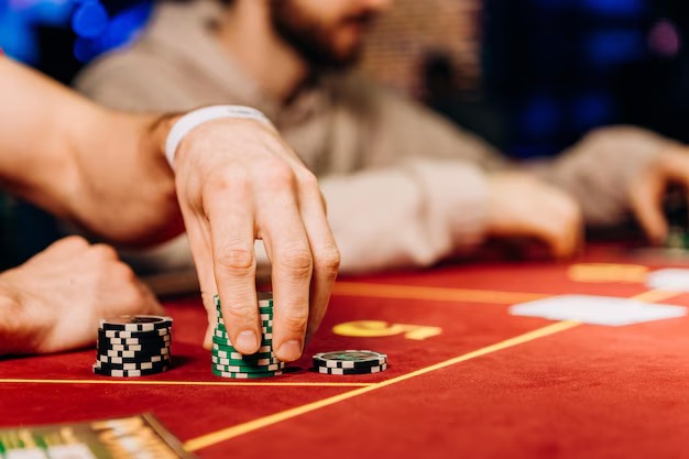 suhu777 Android APK home screen showing football matches and live dealer tables